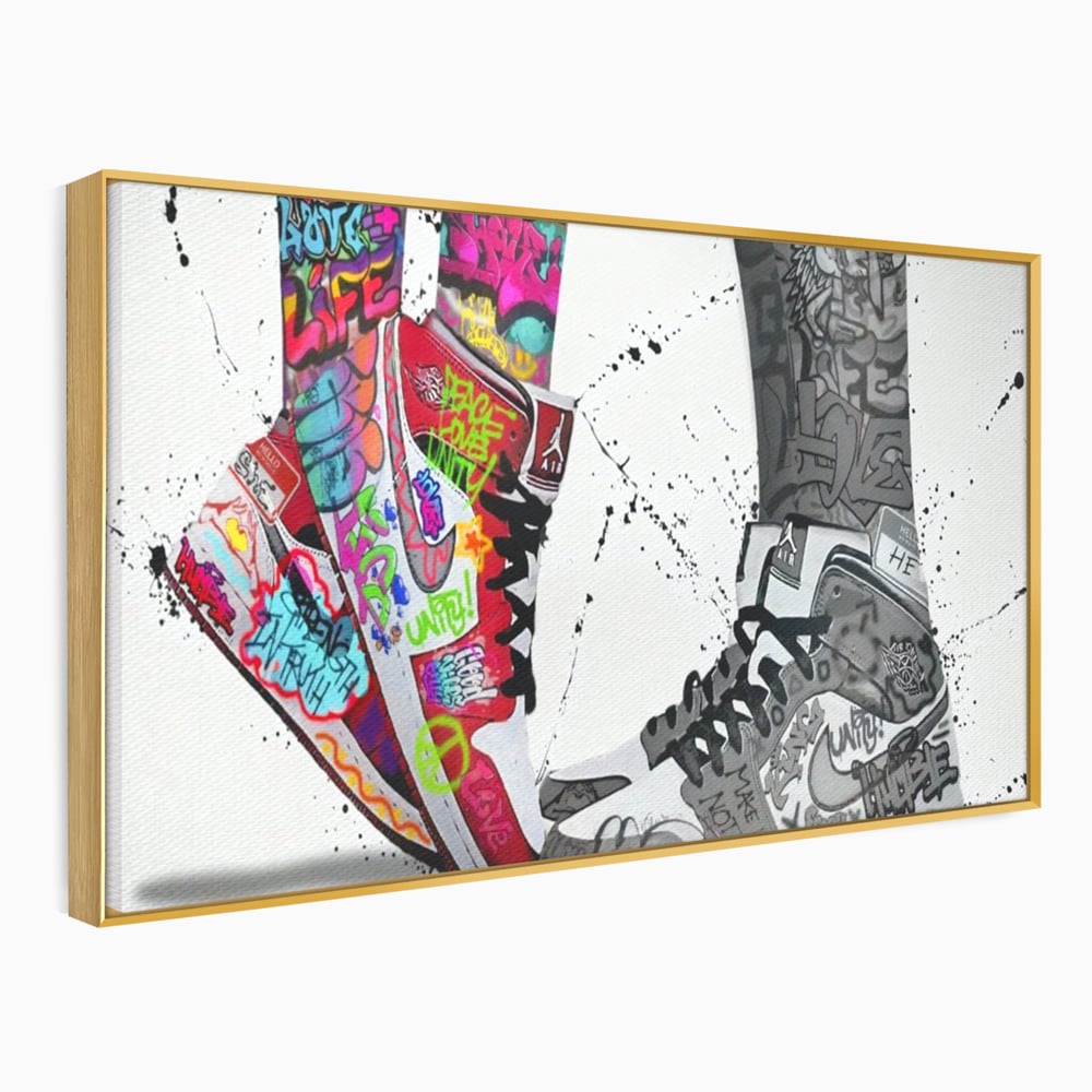 Tablou canvas cu tablou canvas cu adidasi graffiti si picioare, in rama de aluminiu auriu
